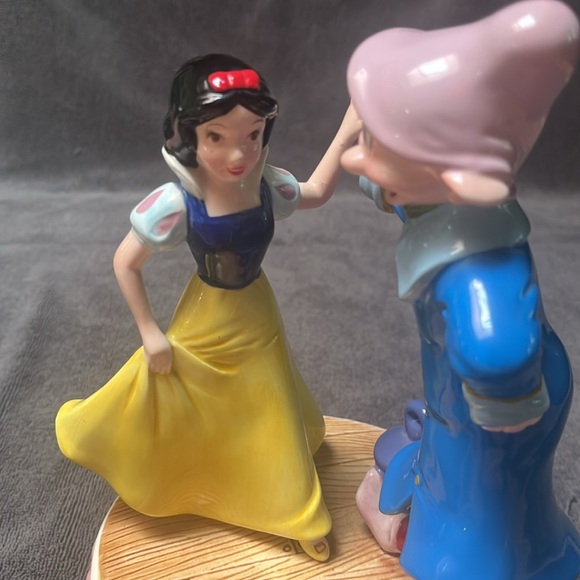 Vintage Disney Snow White Music Box “Someday My Prince Will Come” 9inches tall. - Picture 4 of 6